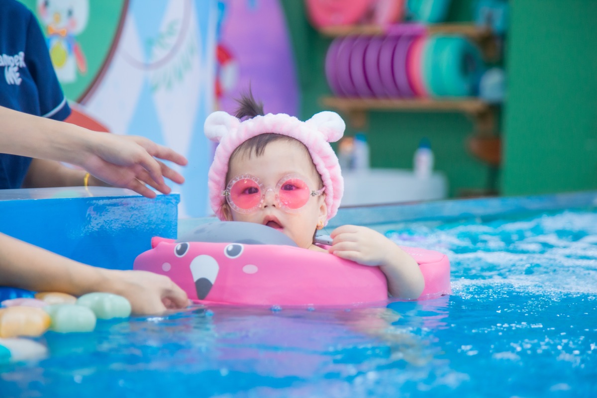 Bé bơi thủy liệu