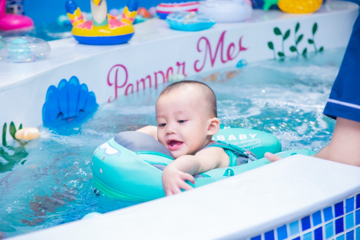 Bé bơi thủy liệu
