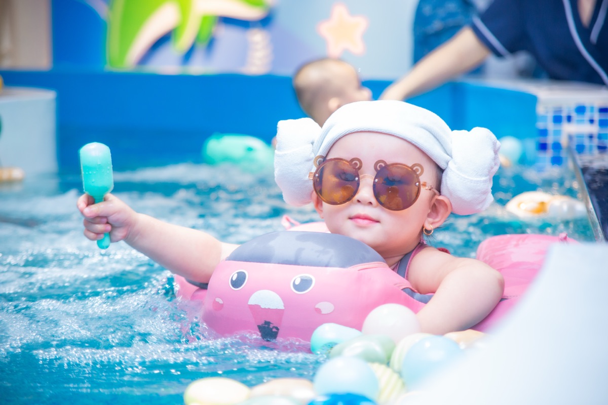 Bé bơi thủy liệu
