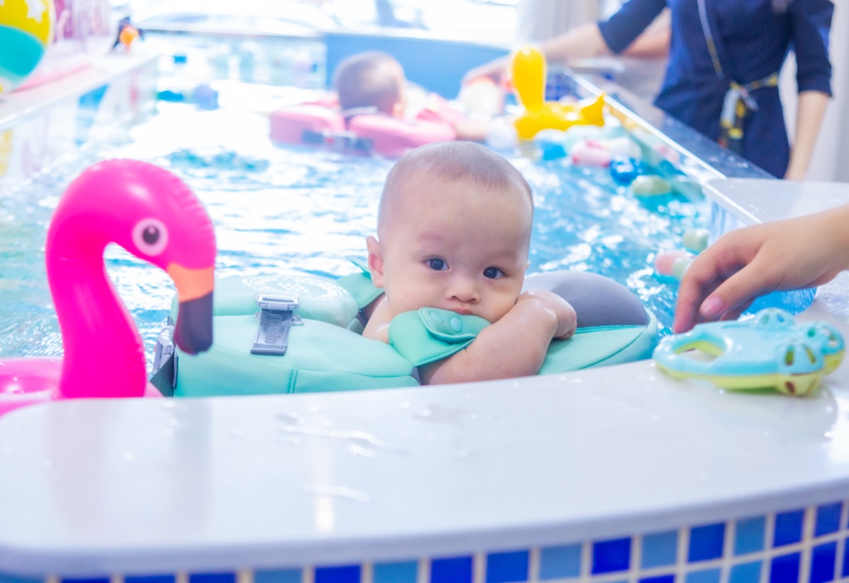 Bé bơi thủy liệu