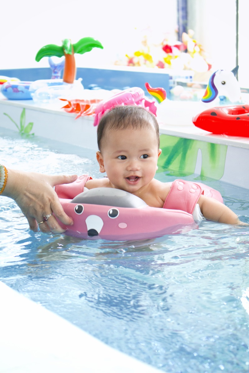Bé bơi thủy liệu