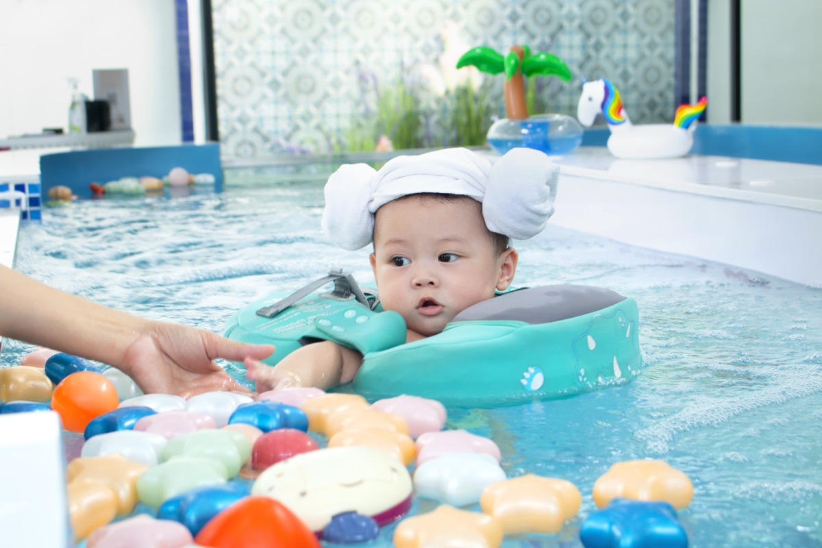 Bé bơi thủy liệu